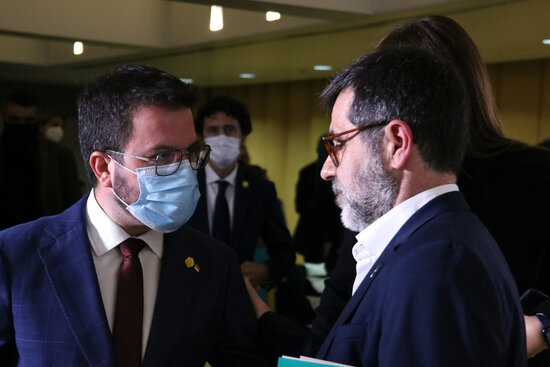ERC's Pere Aragonès speaks with Junts' Jordi Sànchez in the Catalan parliament (by Bernat Vilaró)