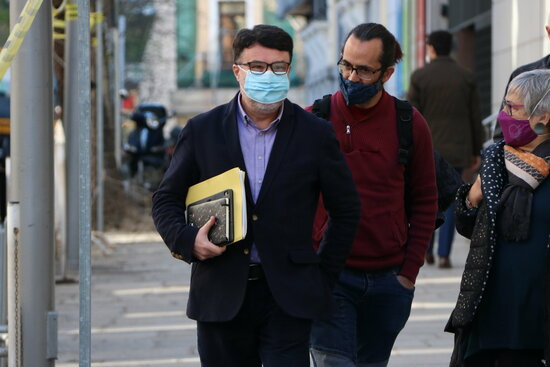 ERC MP Joan Josep Nuet photogrpahed outside the Spanish Supreme Court ahead of his trial for disobedience (by Andrea Zamorano)