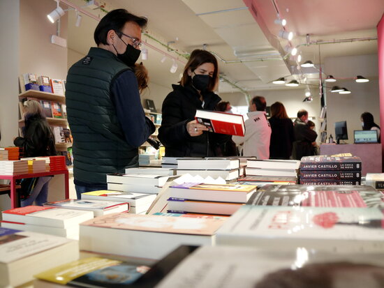 Customers leaf through books at the La Fatal bookstore in Lleida on its opening day, March 27, 2021 (by Anna Berga)