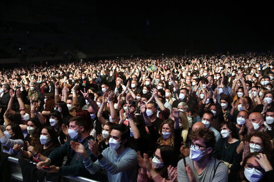 A 5,000-strong crowd in Barcelona enjoys the Love of Lesbian concert-experiment with no social distancing, March 27, 2021 (by Pere Francesch)