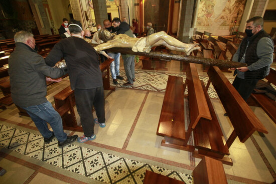 Volunteers taking part in one of the processions during Holy Week in Blanes (image courtesy of Ajuntament de Blanes)