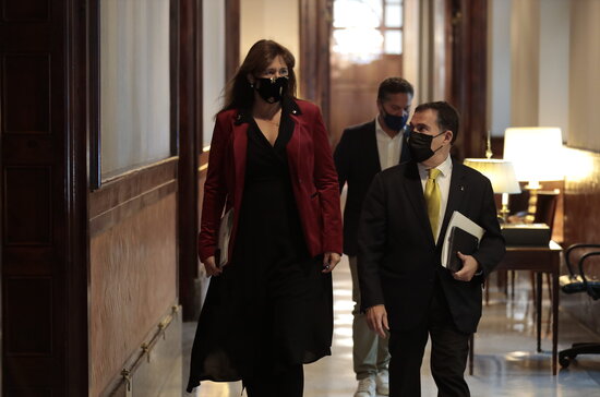 The parliament speaker, Laura Borràs, with Junts' MP Jaume Alonso-Cuevillas, on March 30, 2021 (by Job Vermeulen)