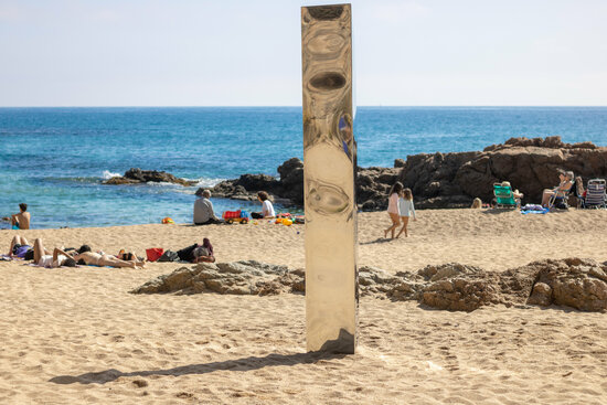 Metal monolith which appeared on Sa Conca beach in S'Agaró, Costa Brava on March 30, 2021 (courtesy of Arocinema Associació)