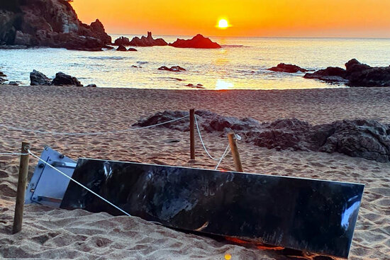 Metal monolith found toppled on Sa Conca beach on April 1, 2021 (courtesy of the Platja d'Aro town hall)