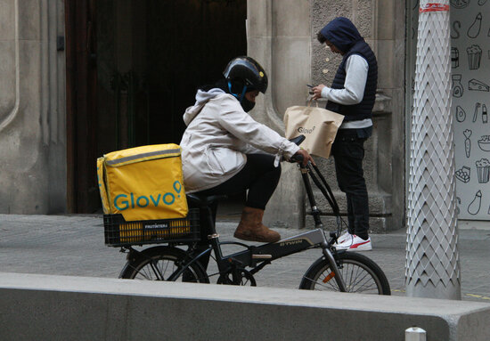 Image of a food delivery driver in Barcelona, on April 8, 2021 (by Ivette Lehmann)