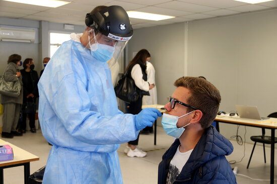 A student at the University of Girona getting tested for Covid-19 (by Xavier Pi)
