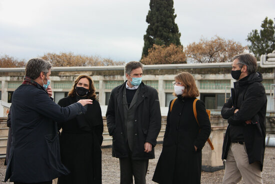 Barcelona mayor Ada Colau and urban planning deputy Janet Sanz with the constructors leading the project, April 12, 2021 (by Raquel Navarro/Nerea Colomé) 
