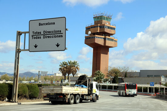The former air traffic control tower at Barcelona Airport is to be home to an international aviation start-up hub, April 12, 2021 (by Jordi Bataller)
