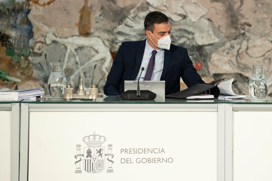 Pedro Sánchez, head of the Spanish government, at a meeting with ministers (by Pool Moncloa and Borja Puig de la Bellacasa)