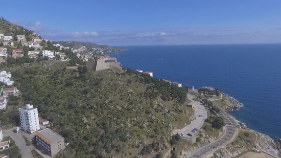 An aerial shot of the Roses coastline, April 21, 2021 (by Quim Vallès)