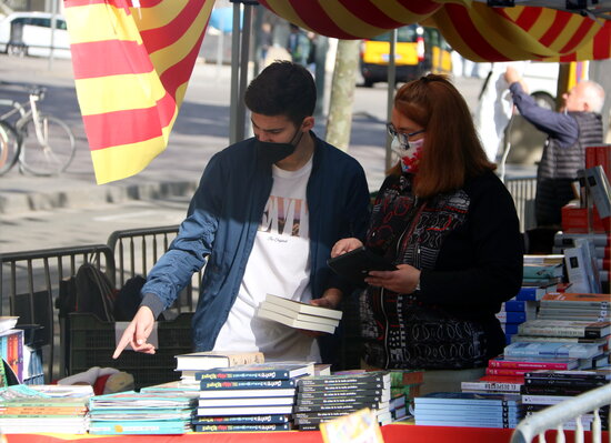 People at Passeig de Gràcia during Sant Jordi celebrations (by Pau Cortina)