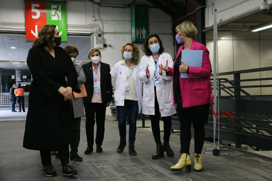 Catalan health minister Alba Vergés and Barcelona mayor Ada Colau talk to some of the health professionals who have coordinated the mass vaccination center at the Fira de Barcelona, April 26, 2021 (by Eli Don)