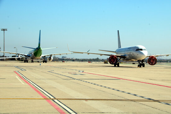 Two airplanes at Barcelona-El Prat Airport's T2, March 24, 2021 (by Lluís Sibils)