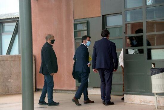 Presidential candidate Pere Aragonès entering Lledoners prison (by Mar Martí)