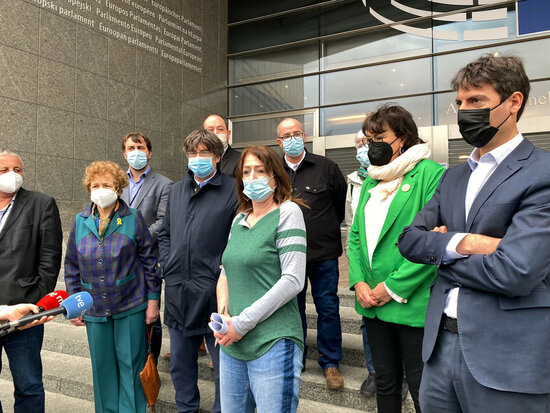 MEPs gather in front of the European Parliament's entrance (by Greens-EFA)