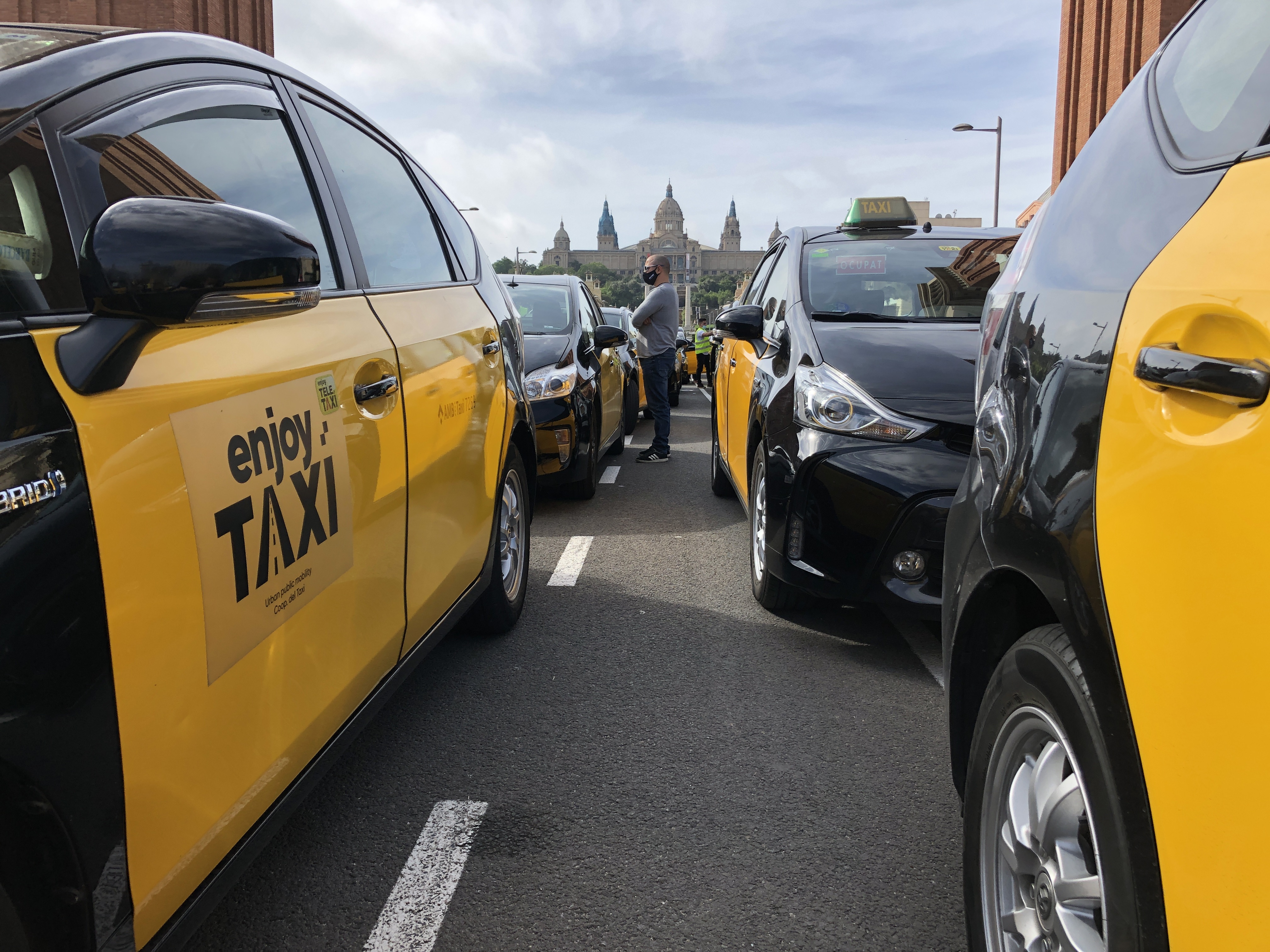 Taxi cars protesting at Plaça Espanya in Barcelona (by Alan Ruíz Terol)