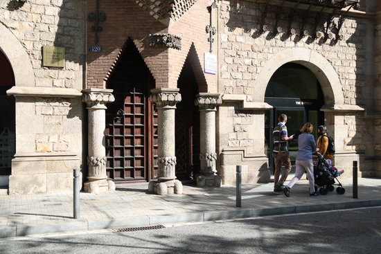 The front of the Diplocat building, Catalonia's Public Diplomacy Council, as Guardia Civil police officers search its premesis during 2018 (by Elisenda Rosanas)