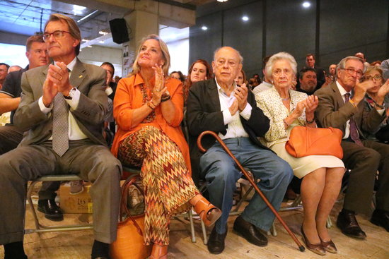 Former Catalan president Jordi Pujol (center) and his wife Marta Ferrussola, sitting on his left (by Bernat Vilaró)