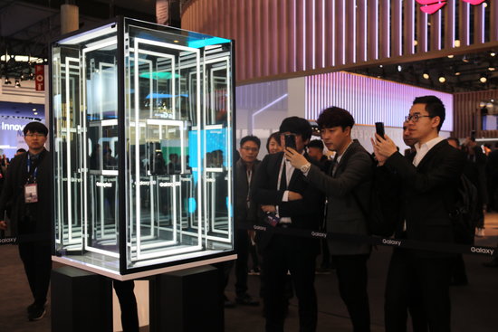 Visitors take photos of the Samsung stand at the 2019 Mobile World Congress (by Laura Pous)