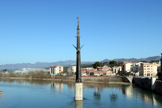 The Francoist monument standing in the Ebre river in Tortosa (by Mar Rovira)
