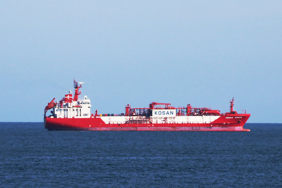 An LPG oil tanker anchored off the coast of Tarragona (by Roger Segura)