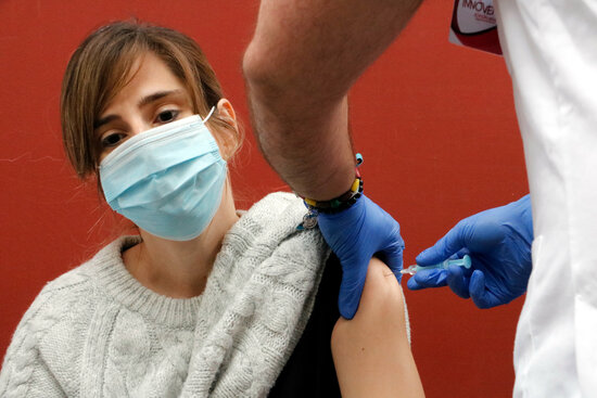 A teacher getting the coronavirus jab in Manresa (by Gemma Aleman)