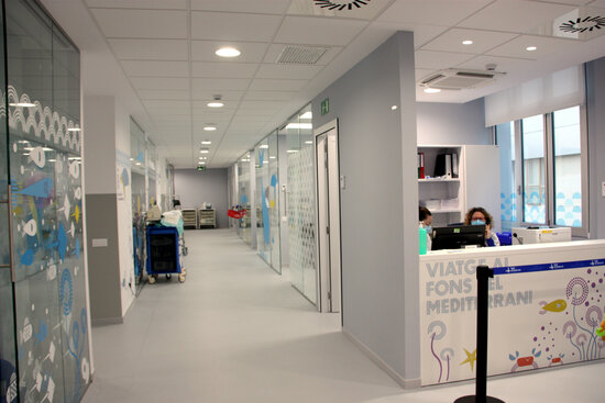 Reception area of the Vall d'Hebron hospital in Barcelona (by Narea Colomé/Raquel Navarro)