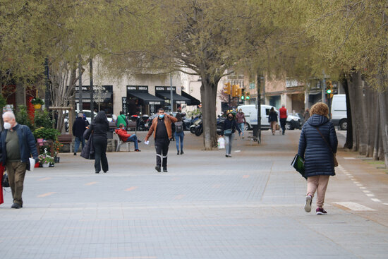 Neighbours walk through Rambla del Celler in Sant Cugat del Vallès (by Albert Segura Lorrio)