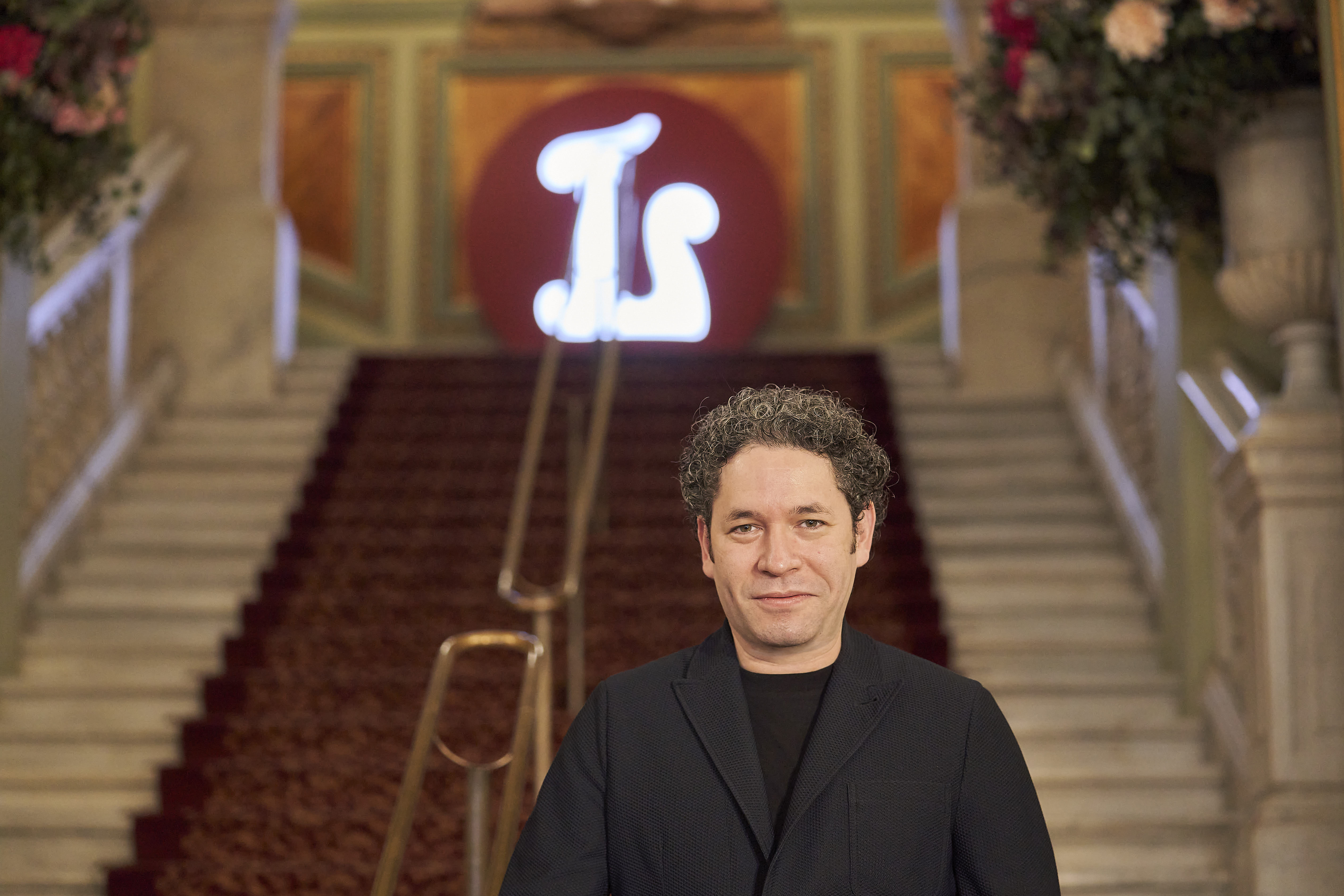 Musical director of 'Othello', Gustavo Dudamel, in front of the stairs at Barcelona's Liceu opera house (by David Ruano)