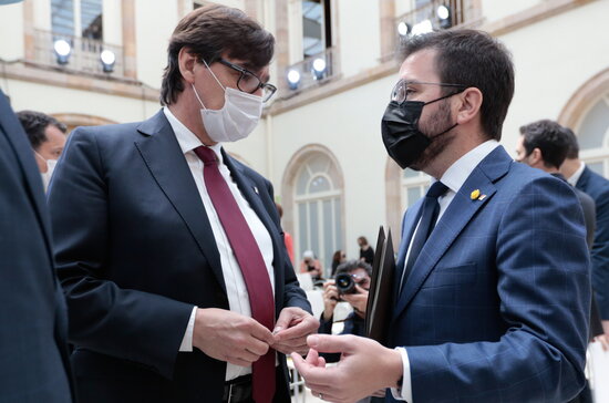 Catalan president, Pere Aragonès, speaking with the leader of the Socialists in Catalonia, Salvador Illa (by Job Vermeulen)