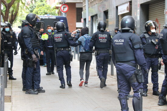 Catalan police taking an activist away from an eviction in the Sant Andreu neighbourhood in Barcelona (by Miquel Codolar)