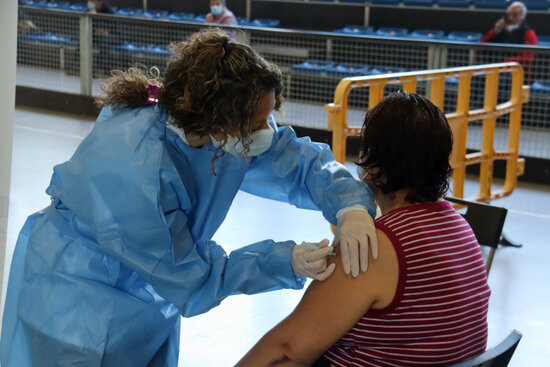 A woman getting the vaccine in Seu d'Urgell in Northern Catalonia on April 13, 2021 (by Albert Lijarcio)