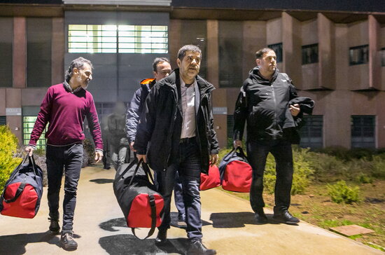 Jailed Catalan politicians and activists Jordi Cuixart, Josep Rull, Jordi Sànchez and Oriol Junqueras leave Lledoners prison to travel to Madrid for their trial, February 1, 2019 (Catalan government)