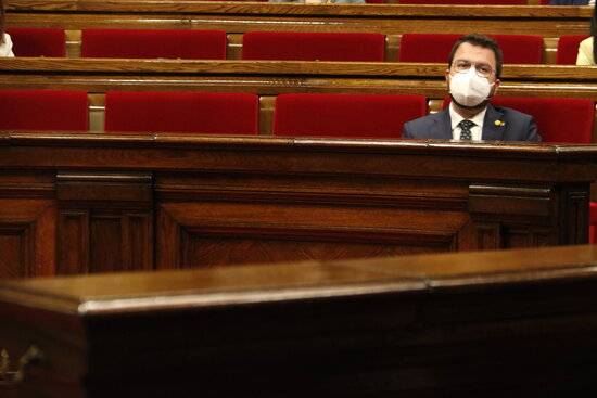 Acting president and ERC presidential candidate Pere Aragonès sits alone in parliament, April 29, 2021 (by Marta Sierra)