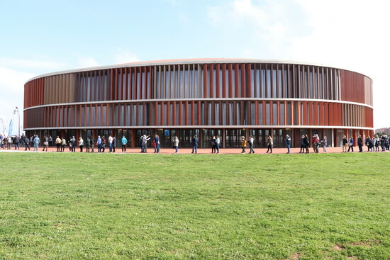 People queue outside the Palau d'Esports Catalunya in Tarragona on the first day of mass vaccination at the venue, April 30, 2021 (by Eloi Tost)