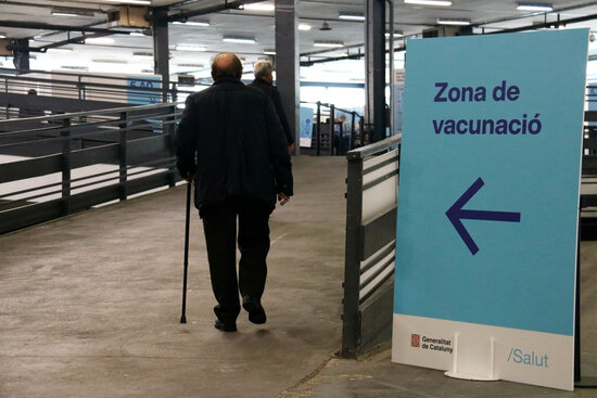 A vaccination point sign in the Fira de Barcelona congress hall (by Blanca Blay)