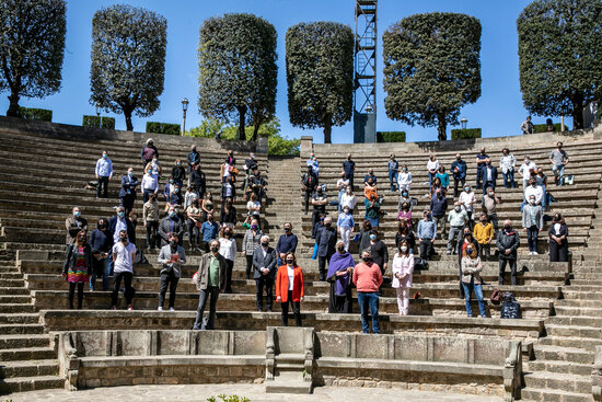 Members of the Festival Grec organization team and the Barcelona local council pose for a photograph at the launch event of the 2021 edition of the festival (by Edu Bayer / Ajuntament de Barcelona) 