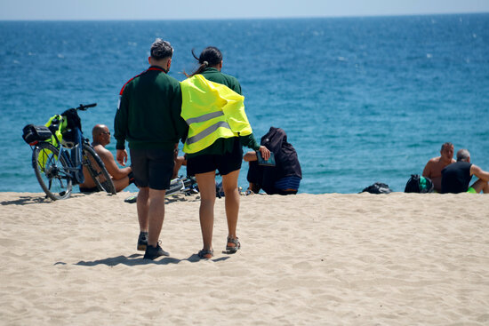Staff controlling access to Barcelona's beaches (by Blanca Blay)
