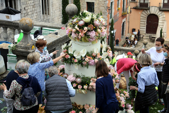 Volunteers decorate one of the installations at the Temps de Flors festival, May 2021 (by Marina López)
