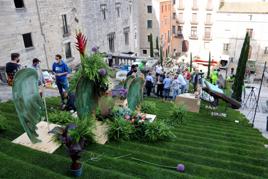 Temps de Flors organizers set up the installation on the steps of the Cathedral, May 7, 2021 (by Marina López)