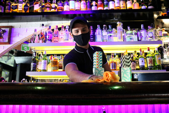 A member of staff in one of the Sitges nightclubs participating in a trial reopening, May 10, 2021 (by Gemma Sánchez)