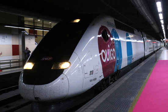 A Ouigo train arriving in Sants station, in Barcelona, for the first time on May 7, 2021 (by Lluís Sibils)