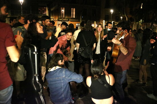 Young people celebrating the end of the state of alarm and curfew in Barcelona's Plaça de la Virreina, in Gràcia, on May 9, 2021 (by Sílvia Jardí)