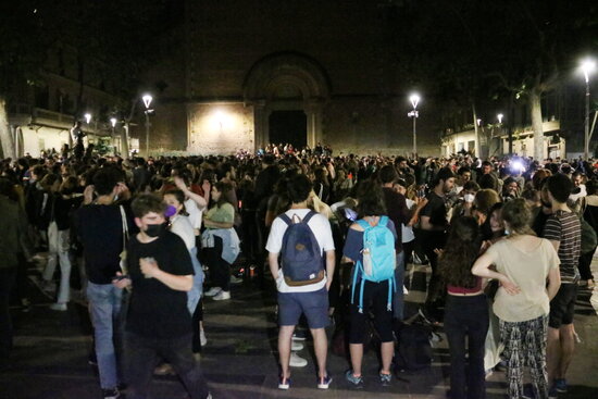 Hundreds of people celebrate the end of the state of alarm in Barcelona's Plaça de la Virreina, in Gràcia, on May 9, 2021 (by Sílvia Jardí)