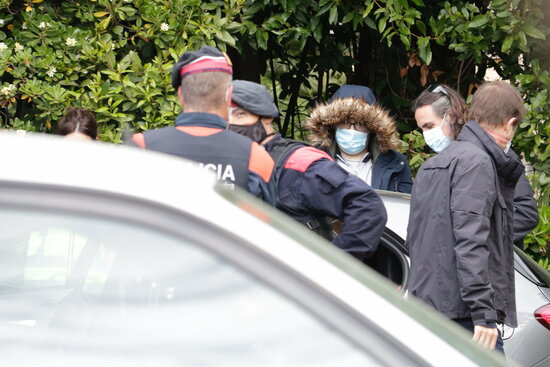Catalan police making arrests in Sant Feliu de Guíxols during a mass operation against false driver's licenses (by Marina López)