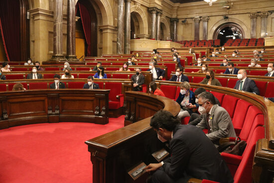 Members of the Catalan parliament during a vote in the chamber (by Mariona Puig)