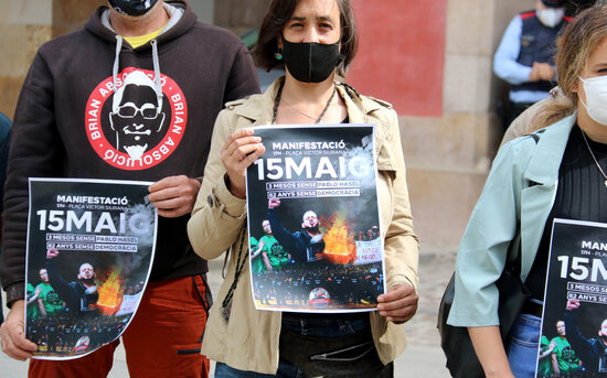 Pablo Hasel supporters with posters demanding his release and calling for a demonstration on Saturday, May 15. Photo: May 13, 2021 (by Pol Solà)