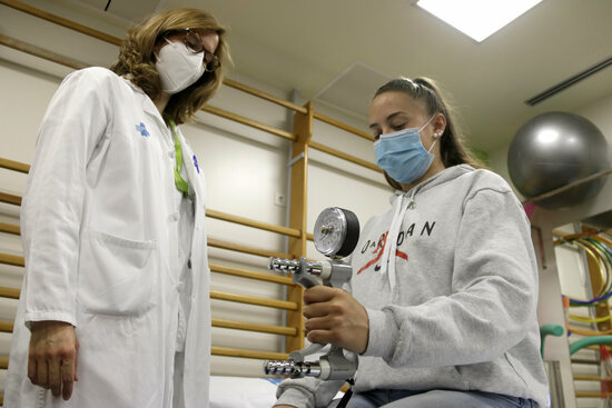 A young patient with long Covid during a rehabilitation session in Germans Trias i Pujol University Hospital, May 15 (by Jordi Pujolar)