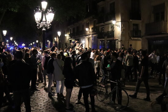 People drinking on the streets of Barcelona's Born neighborhood, May 15, 2021 (by Aina Martí)