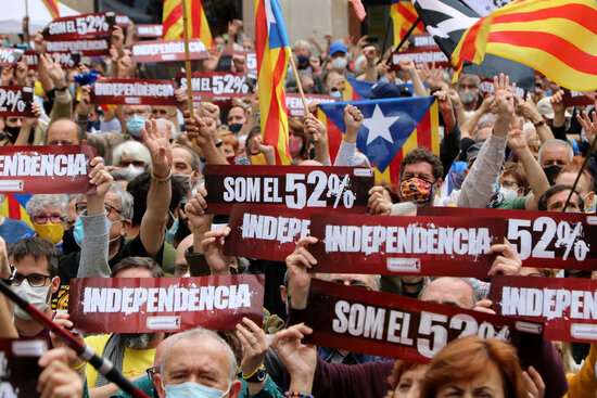 Demonstrators in Barcelona with placards reading 'We are the 52%' and 'Independence', May 16, 2021 (by Gemma Sánchez)